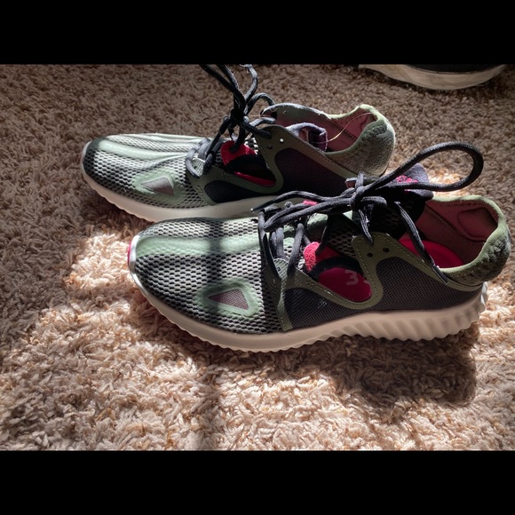 ADIDAS *unique* sneakers! - Picture 3 of 3